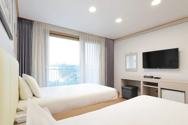 غرفة بسريرين منفصلين، Shin Shin Hotel Jeju City 1/5