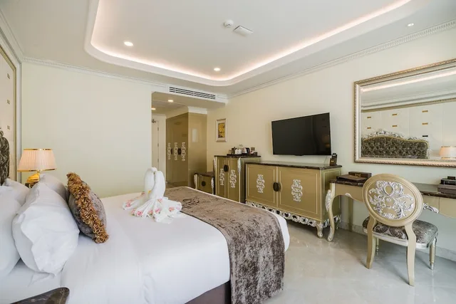 Deluxe, King Bed, Pool View, LK Emerald Beach 2/4