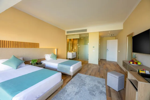 غرفة سوبيريور بسرير كوين بإطلالة جزئية على البحر، AJIRA Resort Sahl Hasheesh 2/6
