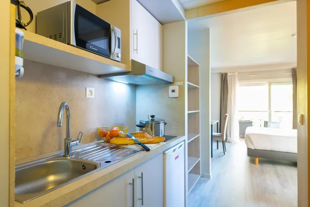 استوديو بسريرين منفصلين بإطلالة على المسبح، Zenitude Hotel-Residences Le Cannet 10/10