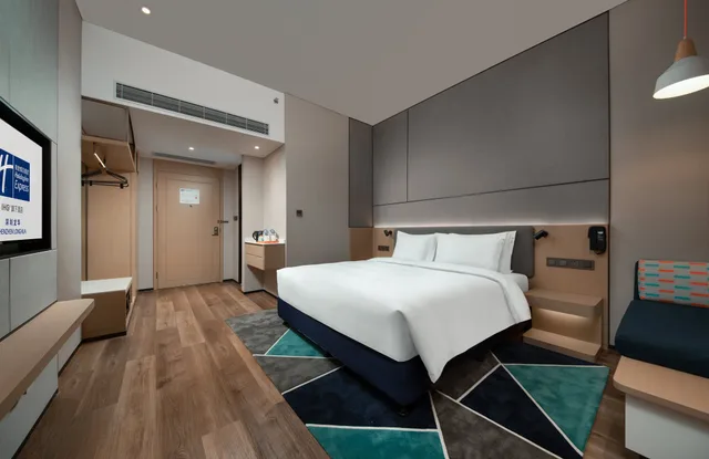 Standard, King Bed, Extra Floor Space، Holiday Inn Express Shenzhen Longhua 6/10
