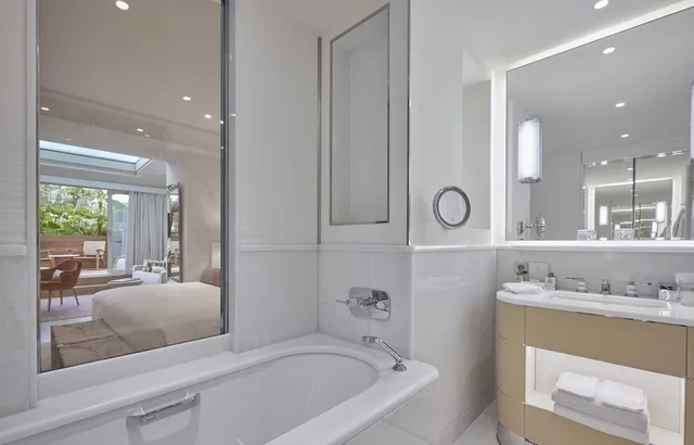 غرفة بريميوم بسرير كينج بإطلالة على البحر بشرفة، Hotel Martinez 2/2
