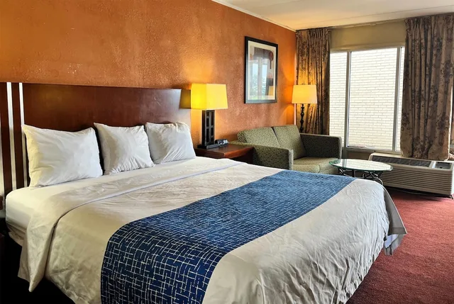 غرفة قياسية بسرير كينج، Travelodge by Wyndham Seymour 2/7