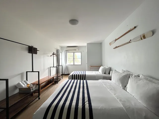 غرفة ثلاثية بسرير كوين وسرير فردي، Nautical Home Bed & Breakfast Khaolak 1/7