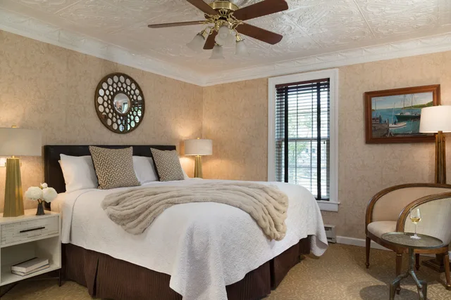 غرفة سوبيريور بسرير كينج، The Chateau Inn and Suites 1/6