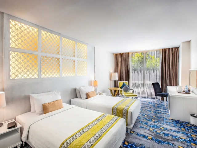 Deluxe King or Twin (For 1 adults, 1 children and 0 infants)، Jambuluwuk Malioboro Hotel Yogyakarta 2/4