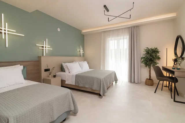 غرفة ديلوكس ثلاثية بسرير مزدوج وسرير فردي بإطلالة على المسبح، Hera Zakynthos Hotel 2/3