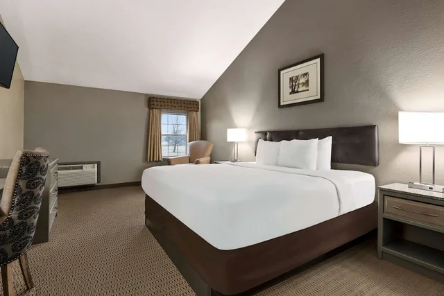 غرفة ديلوكس بسرير كينج، Travelodge by Wyndham Coffeyville 2/5