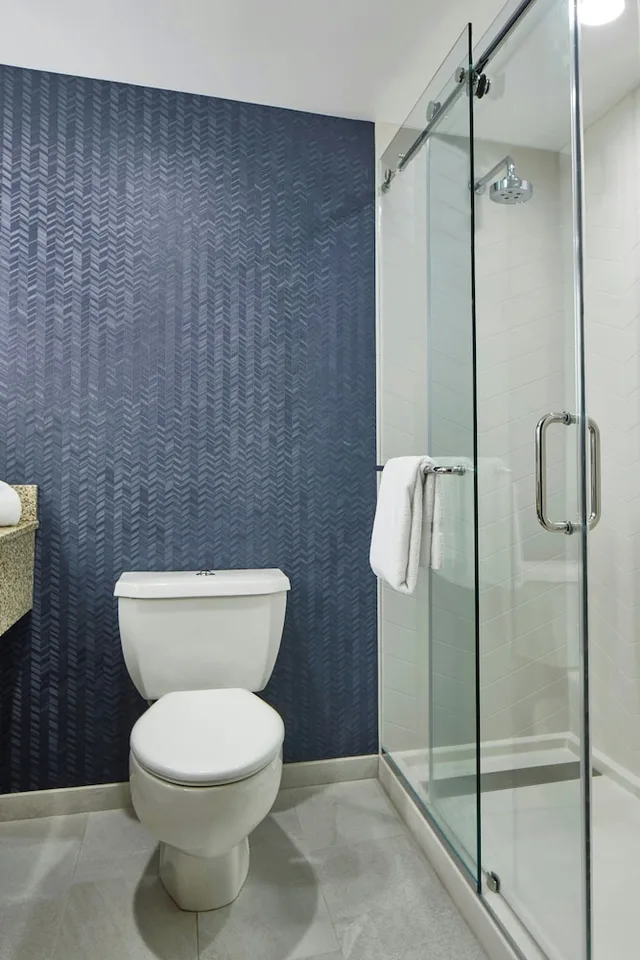 غرفة بسرير كينج مع أريكة، Fairfield Inn & Suites Albany Airport 4/6