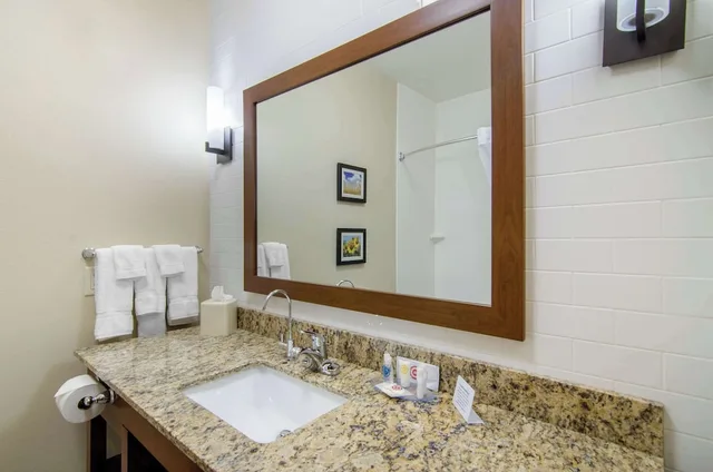 غرفة بسريرين كوين لذوي الإعاقة، Comfort Inn & Suites Shawnee - Kansas City 2/2