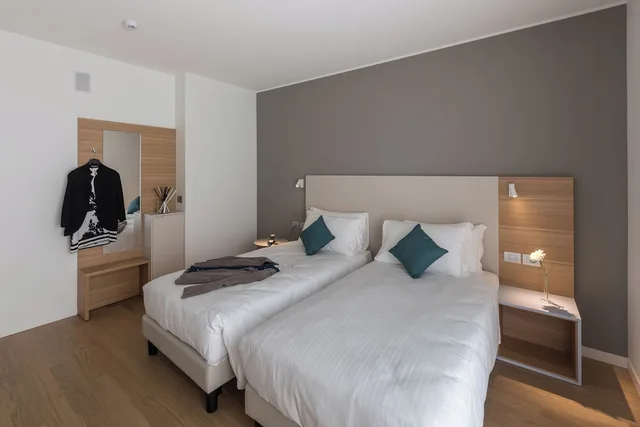 3 Bedrooms, Grand, Apartment, 3 Queen Beds, City View, Hesperia Hotel & Residence 1/4
