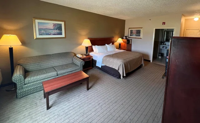 Standard, King Bed, Quality Inn & Suites Grants I-40 2/5