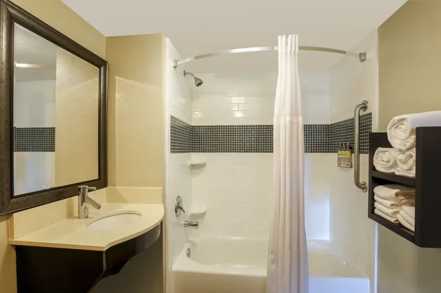 جناح بسرير كينج بشرفة بغرفة نوم واحدة، Staybridge Suites Miami Doral Area 6/7
