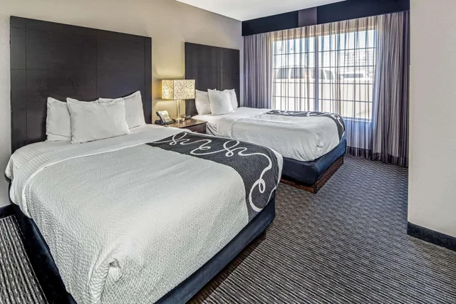 جناح، Holiday Inn Express & Suites Anaheim Convention Center Area 1/2