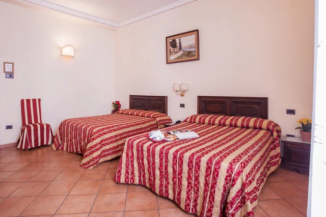 غرفة قياسية رباعية بسريرين مزدوجين، The Galileo Hotel 2/10