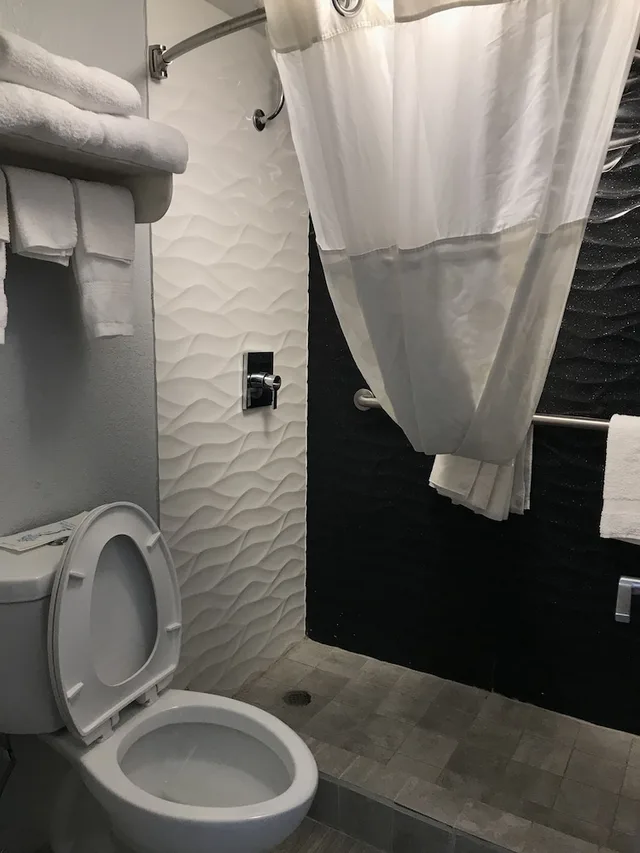 غرفة أساسية بسرير كينج بحمام خاص، Durham/Near Duke University 10/10