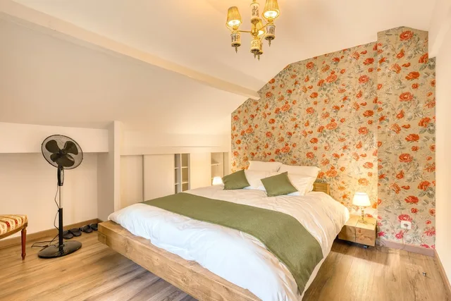 Family, House, Queen and Twin Beds, Sofa، Le Petit Chateau de Barbizon au Bois du Mee 7/10