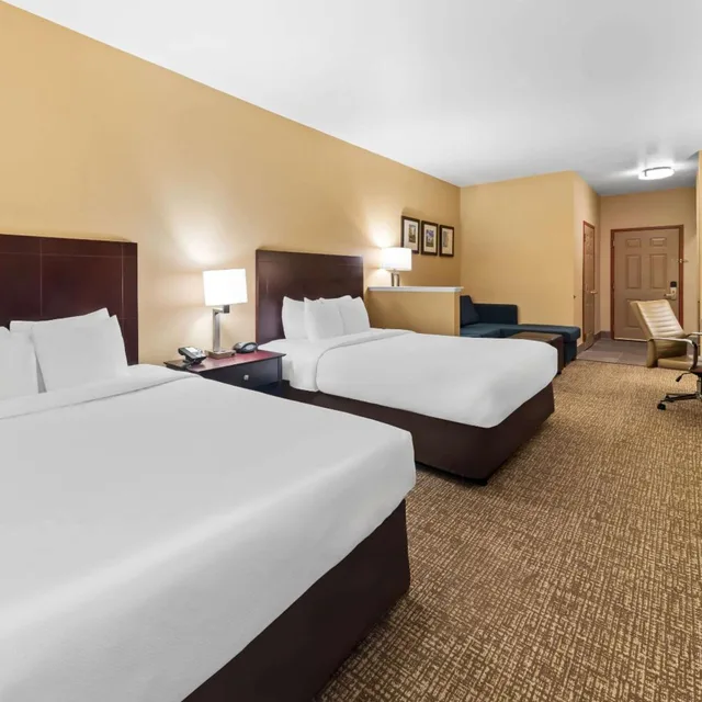 جناح بسريرين كوين مع أريكة، Roanoke Suites 2/6