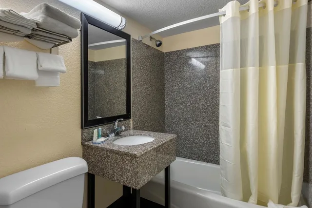 Room, King Bed, Parking Lot View، Quality Inn Daytona Beach Oceanfront 4/4