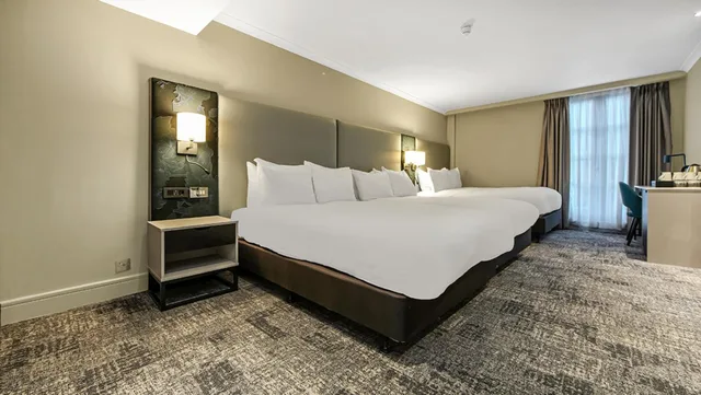 غرفة ديلوكس بسريرين مزدوجين وسريرين مزدوجين مع أريكة، DoubleTree by Hilton London Kensington 4/5