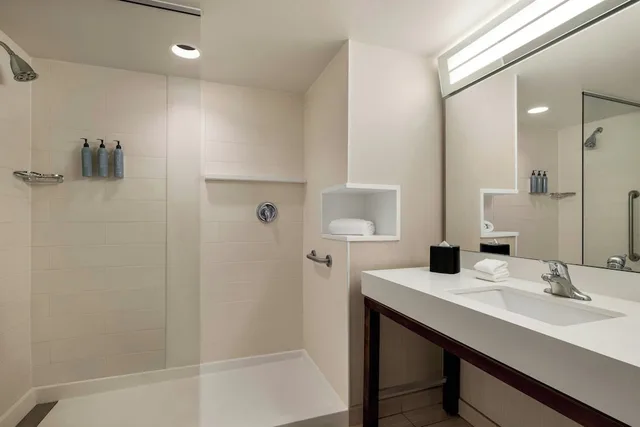 جناح بسرير كينج بغرفة نوم واحدة مع أريكة، Courtyard by Marriott Wilkes-Barre Arena 1/1