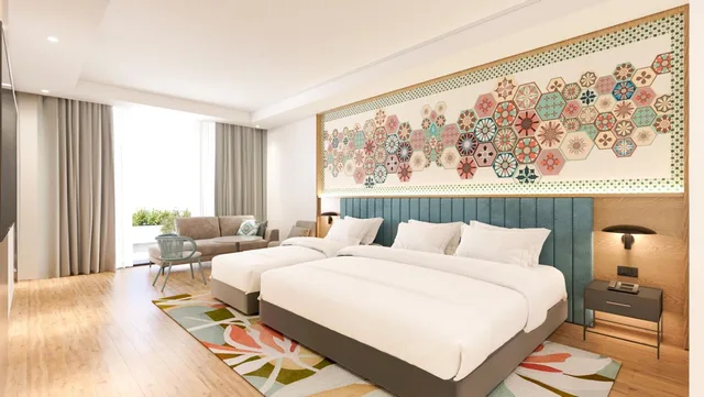 غرفة عائلية بسرير كينج وسرير كوين وسرير فردي بشرفة، M Social Resort Penang 1/8