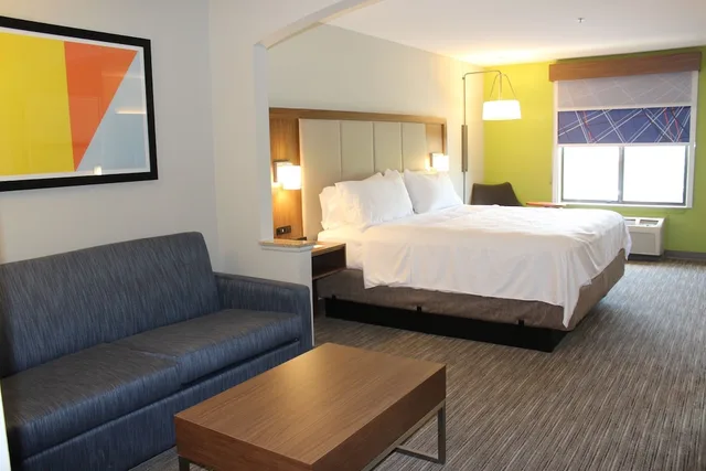 جناح بسرير كينج لذوي الإعاقة، Holiday Inn Express Forest City 2/2