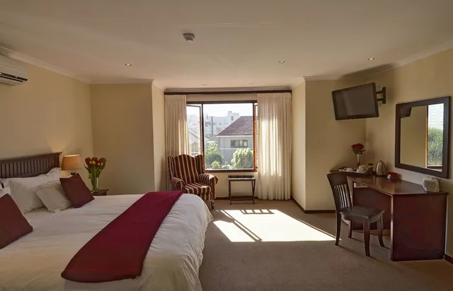 غرفة ديلوكس ثلاثية بسريرين منفصلين، Sundown Manor Guest House 1/3