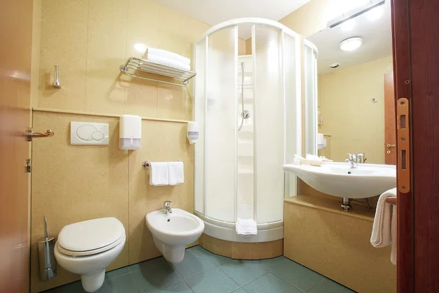جناح جونيور، Hotel Liberty 5/5