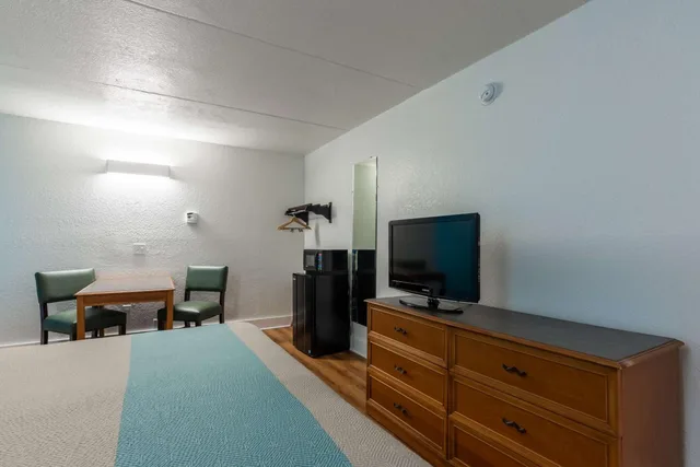 غرفة بسرير كينج للمدخنين، Motel6 North Little Rock, AR - McCain 9/10