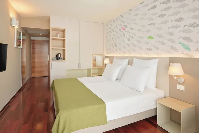 غرفة سوبيريور ثلاثية بسريرين منفصلين بإطلالة على البحر بشرفة مع أريكة، Island Hotel Istra 2/9