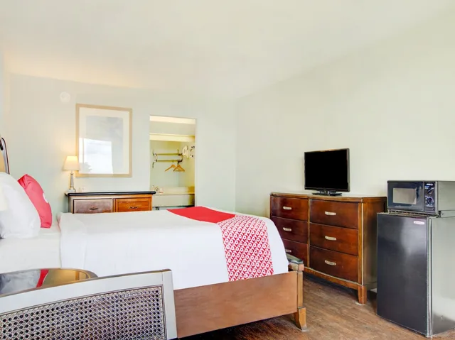 غرفة بسرير كينج، OYO Hotel Dundee By Crystal Lake 3/8
