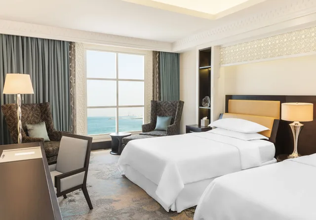 غرفة سوبيريور بسريرين مزدوجين بإطلالة على البحر، Sheraton Sharjah Beach Resort Spa 4/10