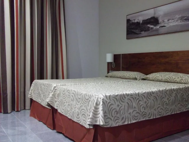 Inner, Double or Twin Bed, Torre del Conde 1/3