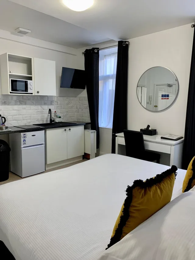 غرفة بسرير مزدوج بمطبخ صغير، Sarum Hotel 5/10