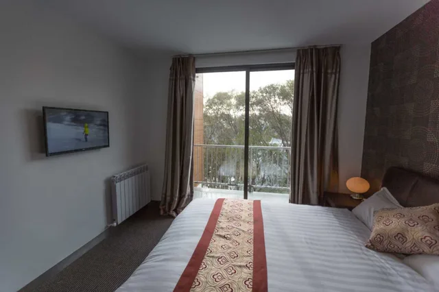 غرفة رباعية بسرير كوين وسرير بطابقين بشرفة، DUCK INN MT BULLER 1/6