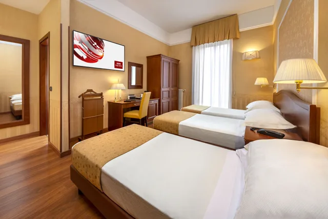 غرفة ثلاثية بسرير كوين وسرير فردي، Lancaster Hotel 6/10
