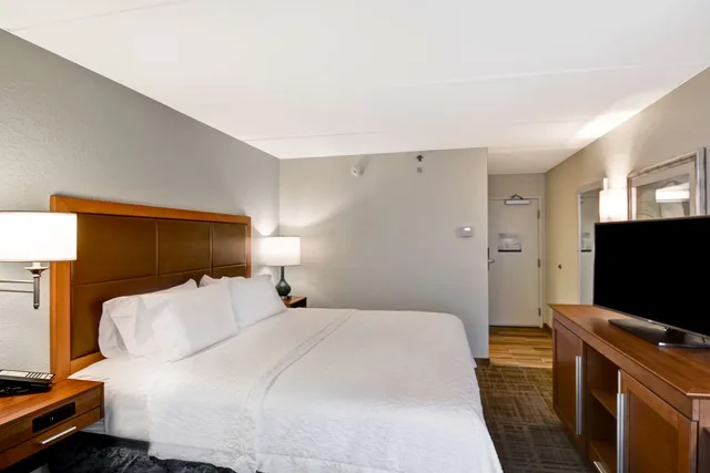 غرفة بسرير مزدوج بحوض استحمام لذوي الإعاقة، Hampton Inn Milford, CT 2/5