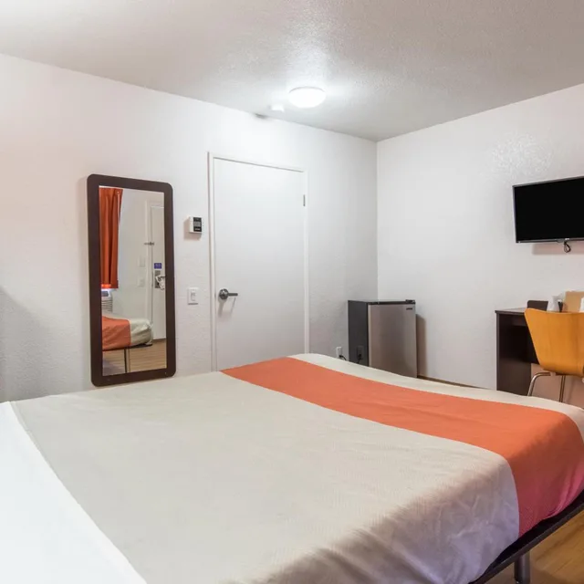 1 Queen Bed - ADA/RI Shower/Non-Smoking، Motel6 Bakersfield, CA - Central 5/8