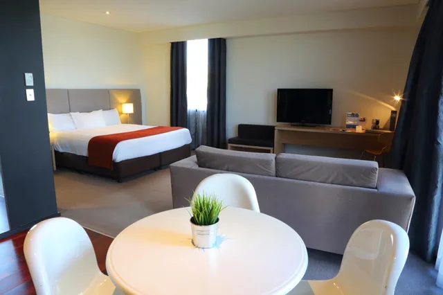 جناح، Alpha Hotel Eastern Creek 2/2