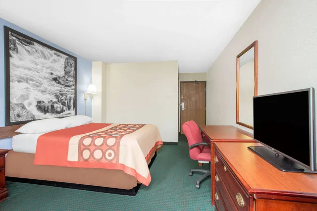 غرفة بسرير كينج لذوي الإعاقة، Super 8 by Wyndham Warner Robins 1/2