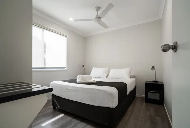 3 Bedrooms, Cabin, 2 Bunk Beds, 2 Queen Beds, BIG4 Breeze Holiday Park Rainbow Beach 3/9