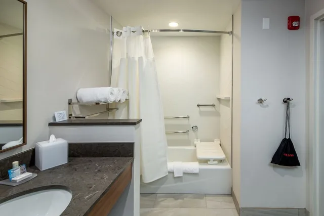 جناح بسريرين كوين مع أريكة لذوي الإعاقة، Fairfield Inn Suites Little Rock Airport 4/4