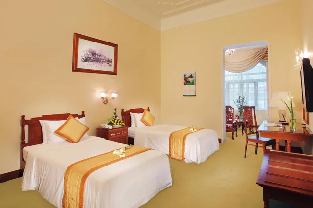 غرفة ديلوكس بسرير مزدوج وسرير فردي بإطلالة على المدينة، Continental Saigon 1/2