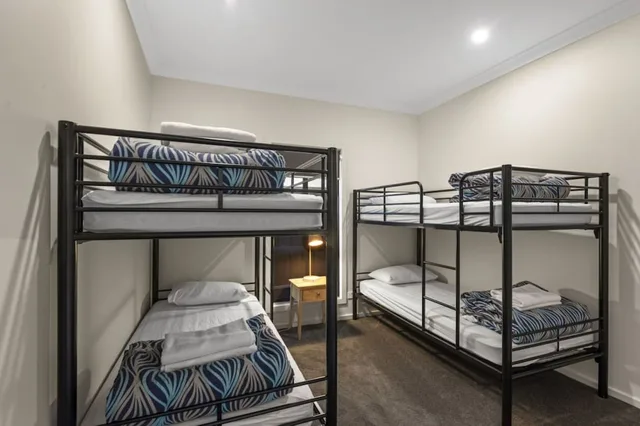 3 Bedrooms, Deluxe, House, 2 Bunk Beds, 2 Queen Beds، Discovery Parks - Goolwa 2/6