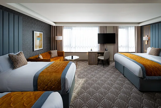 Family, King and Twin Beds, The Savoy Hotel 2/9