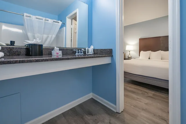 Efficiency, King Bed, Sofa، Commander Beach House Hotel 3/3