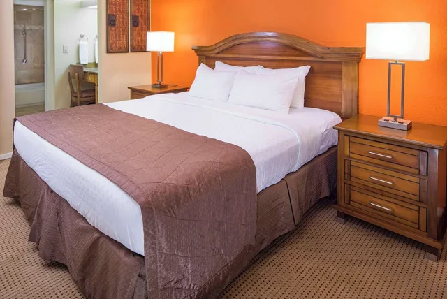 غرفة بسريرين مزدوجين وسرير كينج بغرفتي نوم لذوي الإعاقة، Hilton Vacation Club Villas de Santa Fe 8/12