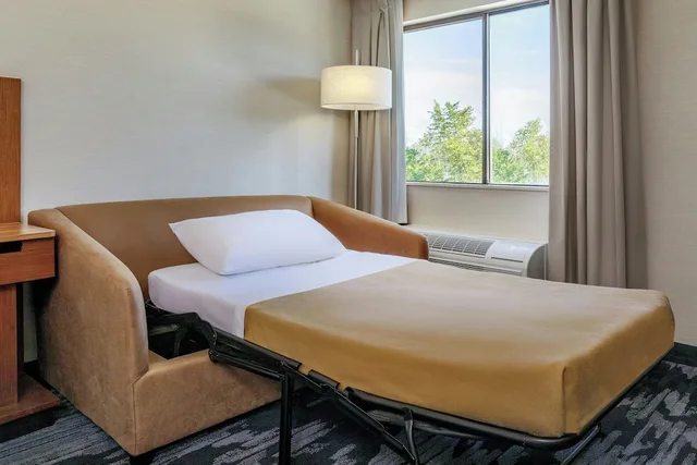 غرفة بسرير كينج مع أريكة لذوي الإعاقة، Fairfield Inn Portsmouth Seacoast 1/4
