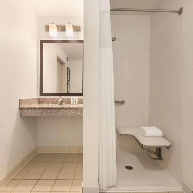 غرفة بسريرين كوين لذوي الإعاقة، Country Inn Suites By Radisson Willmar Mn 4/5